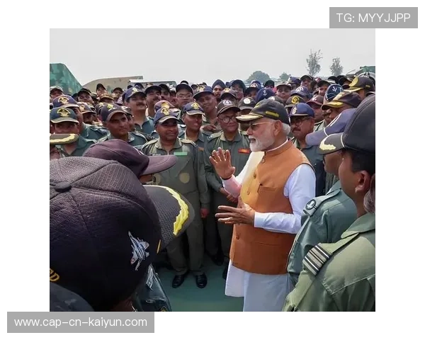 印度投球手太准了，每一球都带威胁，印度球迷