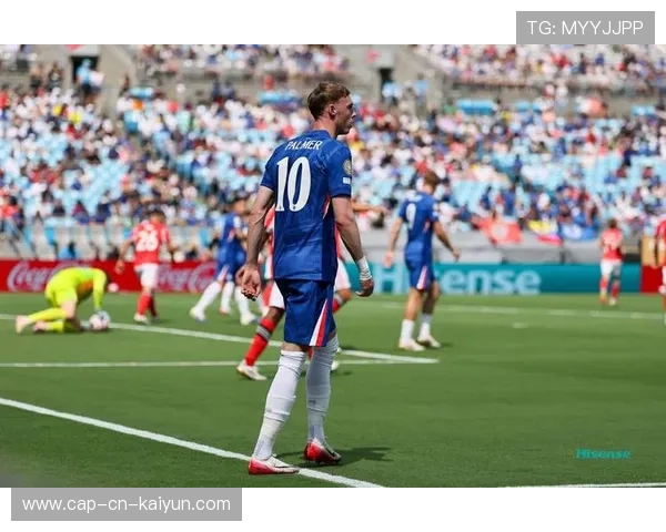 切尔西帕尔默逆足抽射破网引起全场轰鸣